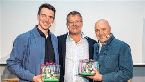 Sie sorgten für Emotionen beim Wirtschaftsempfang in Traunreut: die Sportstars Felix (links) und Christian Neureuther (rechts), hier zusammen mit Thomas Eberl, Vorsitzender des Wirtschaftsverbands Traunstein.Foto effner
