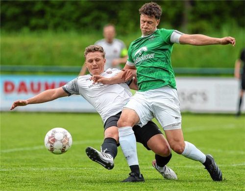 Siegsdorfs Maximilian Huber (rechts) im Zweikampf gegen Moritz Ziepl.Foto Hans Weitz