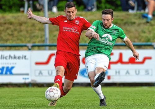 Siegsdorfs Torschütze Felix Schrobenhauser (rechts) gegen Manuel Thalhammer.Foto Hans Weitz