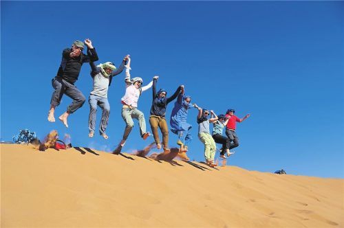 So macht Reisen Spaß: Weltweitwander-Guides in der Wüste von Marokko (gr. F.). Fotos Weltweitwandern, Department of Tourism Bhutan, Casa Stones/Girasole