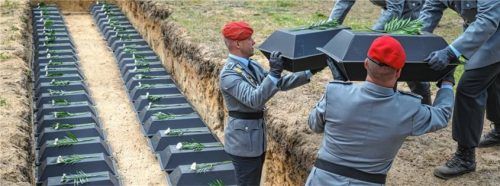 Soldaten der Bundeswehr betten kleine Särge mit den sterblichen Überresten deutscher Soldaten aus dem Zweiten Weltkrieg bei einer Gedenkveranstaltung des Volksbundes Deutsche Kriegsgräberfürsorge e.V. auf dem Waldfriedhof Halbe ein. Bei den Kämpfen kurz vor Kriegsende im April 1945 verloren viele tausende Soldaten vor den Toren Berlins ihr Leben. Foto DPA