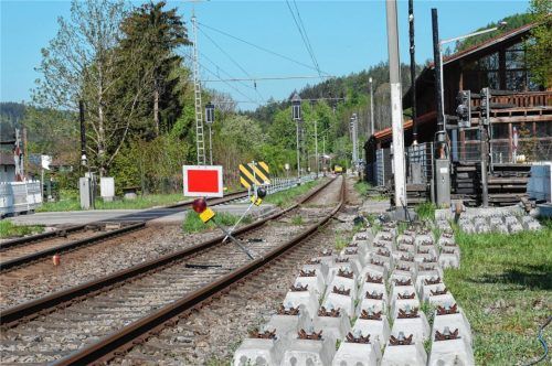 Sowohl der Bahnübergang in der Miesbacher Straße als auch der in der Höhenkirchener Straße in Feldkirchen-Westerham sind noch bis zum 6. Mai gesperrt. Foto Merk