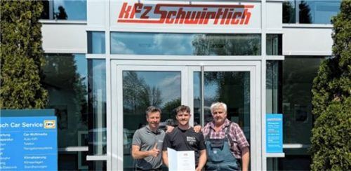 Spitzenergebnis für Marinus Schrank (Mitte): Manuel Schwirtlich (links) und Kfz-Meister Sepp Auerbach (rechts) gratulierten ganz herzlich zur 1,0.