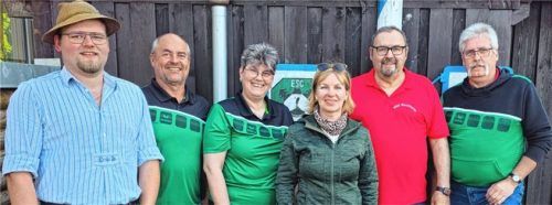 Sportwart Peter Blaga (links) und Vorsitzender Walter Schmid (rechts) mit den Siegern (von links) Udo Hirtreiter, Sabine Ampletzer, Vera Marx und Otto Blaga. Foto re