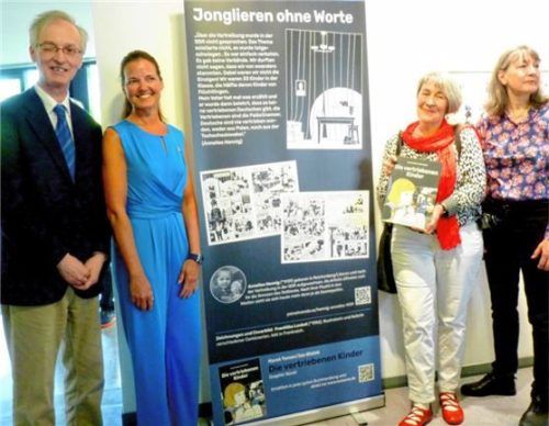 Stadtarchivar Konrad Kern, Lydia Partsch, Heike Birke, Elke Keiper vor Beispielen aus dem Grafik-Buch über vertriebene Kinder.Fotos fischer