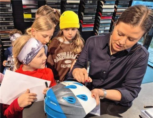 Stargast Viktoria Rebensburg schrieb viele Autogramme – auch auf Helmen.Foto SV Inngau