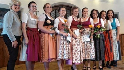 Stellvertretende Landrätin Andrea Rosner und Bezirksbäuerin Irmgard Posch (von links) gratulierten Dorfhelferin Theresa Gschwendtner sowie den Hauswirtschaftsmeisterinnen Magdalena Schlemer, Theresa Huber und Luisa Maria Astl. Rechts daneben: Anna Bruckmeier vom Landwirtschaftsamt, Kreisbäuerin Katharina Kern und ihre Stellvertreterin Maria Fischbacher.Foto BBV