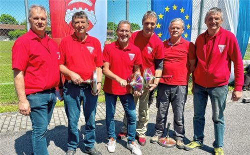 Stolz zeigten sich Stockschützen-Chef Franz Wasl (links) und Vize Hans Binder (rechts) mit den vier SVB-Sieger-Musketieren (von links) Franz Binder, Georg Mühlhammer, Charly Trenker und Wolfgang Gall. Foto neuwirth