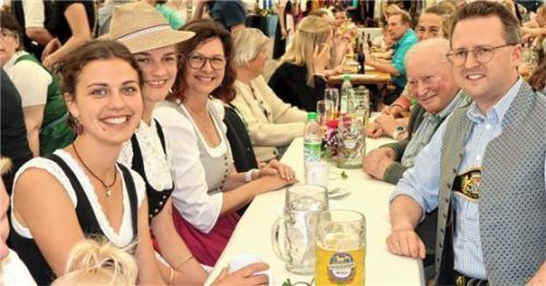 Strahlende Gesichter bei den beiden Vorsitzenden der Willinger Dirndl, Bernadette Stadler und Johanna Schönach, Landtagspräsidentin und Schirmherrin Ilse Aigner, dem ehemaligen Bundestagabgeordneten Sepp Ranner und Bürgermeister Stephan Schlier.