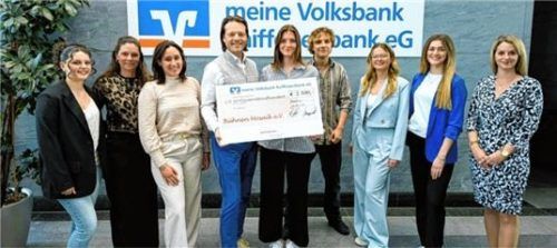 Strahlende Gesichter bei der Scheckübergabe: Johann Hell (Vierter von links) und Nadine Stephan (rechts) von der VR-Bank-Stiftung überreichen an Teilnehmer des „BühnenMosaik“-Ensembles den Scheck.Foto  re