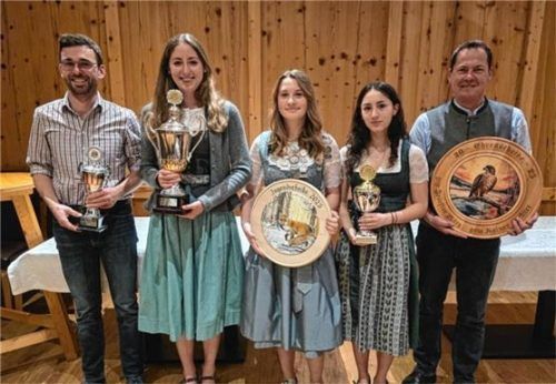 Strahlende Gesichter: (von links) Josef Auer, Sophia Messerer, Julia Seidel, Stefanie Janker und Rainer Eichner.