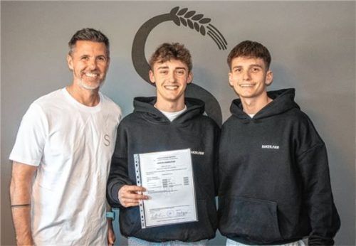 Strahlende Gesichter: (von links) Seniorchef Hans-Peter Schiedermeier, Simon Abinger mit seinem Abschlusszeugnis und Juniorchef Tim Schiedermeier. Foto stache