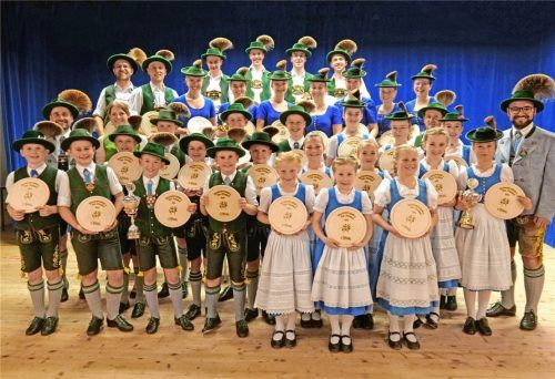 Strahlende Sieger beim Vereinspreisplatteln der Jenbachtaler: Die Erst- bis Drittplatzierten aller Gruppen präsentieren stolz ihre Auszeichnungen. Foto re