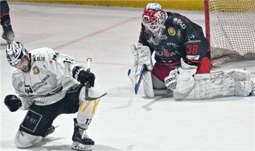 Symbolbild: Bietigheim (Christoph Kiefersauer) jubelt, Hannover (Torwart Kristian Hufsky) ist geknickt.Foto Imago