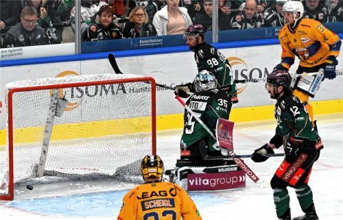 Szene aus der abgelaufenen Saison, als die Starbulls Rosenheim auf die Lausitzer Füchse trafen: Der Puck ist im Tor, Goalie Oskar Autio ebenso geschlagen wie Max Vollmayer und C.J. Stretch. Hinten der Torschütze für Weißwasser, Lewis Zerter-Gossage.Foto Hans-Jürgen Ziegler