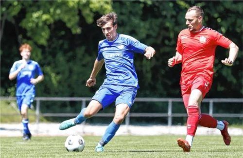 Tachertings Benedikt Erl (links) im Duell mit Waldkraiburgs Torschützen Lukas Perzlmaier.Foto Mühlhofer