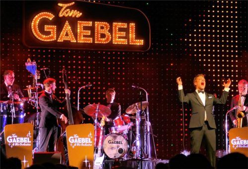 Tom Gaebel, der deutsche Frank Sinatra, inmitten seiner exzellenten Band.Foto janka
