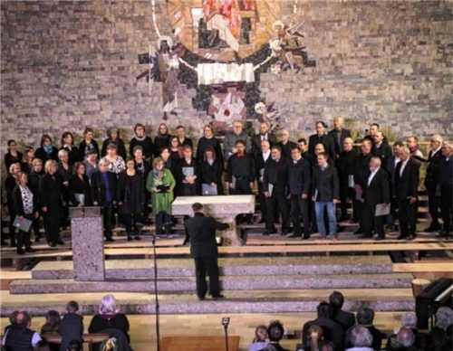 Tosenden Applaus nach anspruchsvollen Darbietungen erntete der Kammerchor unter der Leitung von Stefan Grünfelder beim geistlichen Konzert in der Pfarrkirche. Foto Strim