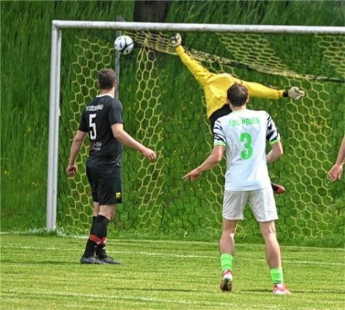 Traumtor: Priens Valton Avdullahi (Nummer 3) versenkt den Ball zum 1:1 im Winkel.Foto Franz Ruprecht
