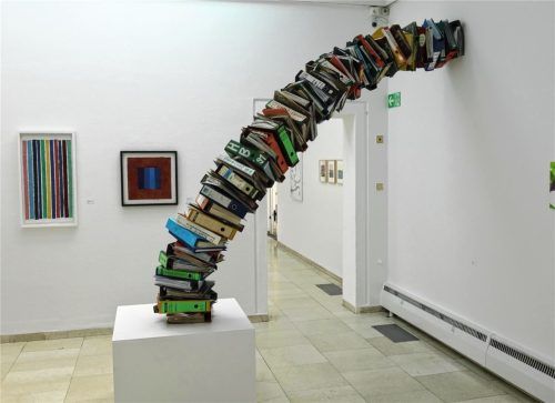 Uli Schmid stürzte Aktenordner um („Herkunft“, 280 mal 290 mal 130 Zentimeter).Fotos friedrich