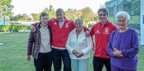 Unter den ersten Gästen des Kolbermoorer Freibads waren Angela Stangl (links), Ingrid Dimanovski (Dritte von links) und Rosemarie Bürger (rechts), begrüßt von den Bademeistern Charlie Meier (Zweiter von rechts) und Helmut Eggerl (Zweiter von links). Foto thomae