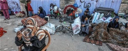 Vertriebene Palästinenser warten darauf, den östlichen Teil von Chan Junis im südlichen Gazastreifen zu verlassen. Foto dpa