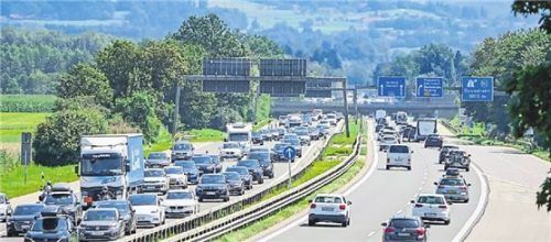 Verzögerung: Wer vor der Reise gut plant, kann Staus umfahren oder ihnen etwas Positives abgewinnen. Foto dpa