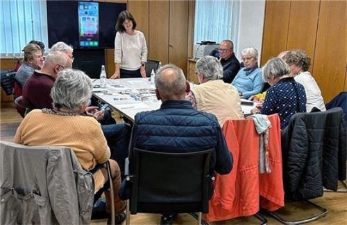 Viel Spaß bereitete den Senioren der Gemeinde die Handyschulung. Foto stache
