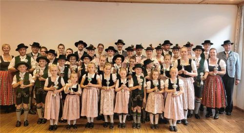 Viele glückliche Gesichter, Pokale und zahlreiche Extras gab es für die Teilnehmer beim Vereinspreisplatteln des Trachtenvereins Immergrün. Foto re
