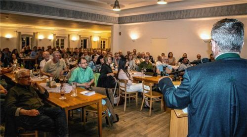 Viele interessierte Zuhörer verfolgten die Bürgerversammlung in Ostermünchen. Foto Stache