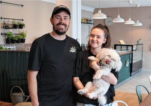 Viola und Leandro Cunha freuen sich gemeinsam mit Hündin Mila auf die Eröffnung ihrer Location in der Bad Aiblinger Bahnhofstraße. Foto Bettinger