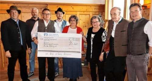 Völlig überrascht und erfreut nahmen (von links) Vorsitzender Christian Schlemer, Stefan Funk, Zweiter Vorsitzender Thomas Mühlhuber, Schriftführer Markus Millauer, Eva Harreuther und Kassier Thomas Pauls (rechts) die Spende von 10000 Euro vom Ehrenvorsitzenden Sepp Schlemer (Zweiter von rechts) und seiner Ehefrau Conny (Dritte von rechts) für das künftige Bienenhaus entgegen. Foto Strim