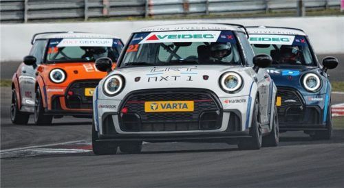 Vollelektrisch unterwegs: Im NXT Gen Cup fahren die Minis im Rahmen der DTM batteriebetrieben. Foto Sebastian Jansson
