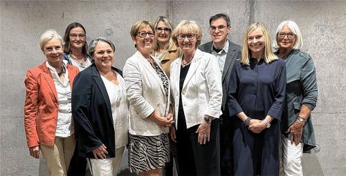 Voller Vorfreude auf weiterhin gelingende, vertrauensvolle und konstruktive Zusammenarbeit präsentierte sich der neugewählte Vorstand des Kinderschutzbundes und verabschiedete Marianne Suren, die dem Vorstand seit 2011 angehörte und dort das Amt der Schatzmeisterin bekleidete. Auf dem Bild (von links) Schriftführerin Silke Schmitt, Beisitzerin Herta Roscher, Schatzmeisterin Brigitte Stöcker, Marianne Suren, scheidende Schatzmeisterin, die stellvertretende Vorsitzende Barbara Zanetti, Vorsitzende Irmgard Bauer, die Beisitzer Konrad Doser und Maria Bürger sowie die zweite Stellvertretende Vorsitzende, Heide von Raußendorff.Fotos Heuel