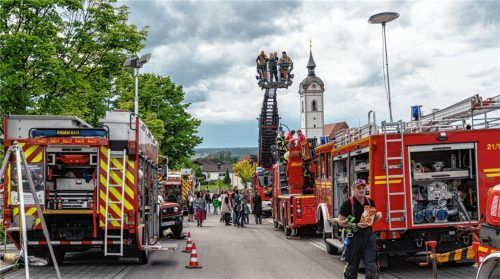 Von der Ortsmitte bis hoch zum Festzelt war ganz Vogtareuth voll mit Blaulichtfahrzeugen, die alle möglichen Ein- und Ausblicke ermöglichten.Fotos Thomae