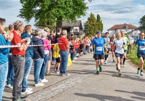 Von der Sympathie der Zuschauer und ihren Anfeuerungsrufen fühlen sich die Wettkämpfer auf ihrem Weg durch den Ortskern getragen. Fotos Kretschko
