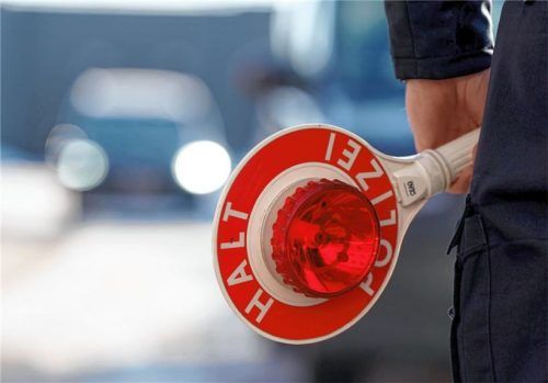 Vor dem Amtsgericht in Rosenheim musste sich jetzt ein mutmaßlicher Drogenkurier (39) vor Gericht verantworten. Er war von der Polizei auf einem Rastplatz an der A8 bei Bad Feilnbach kontrolliert worden (Symbolfoto). Foto dpa