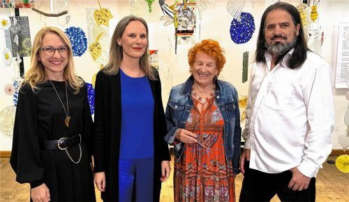 Vor der Glasinstallation „Planet Erde“: (von links) Kulturreferentin Claudia Hungerhuber, Malerin Silke Markefka, Glaskünstlerin Gusti Markefka und Fotokünstler Nikolai Vogel. Fotos kreibich