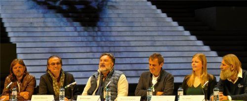 Vor der Riesentreppe sitzen die Verantwortlichen aufgereiht: (von links) Spielleiter Peter Esterl, Komponist Christian Kolonovits, Regisseur Martin Leutgeb, Bühnenbildner Hartmut Schörghofer, Juliane Herold (Kostüme) und Karl Anker, Obmann des Passionsspielvereins.Fotos janka