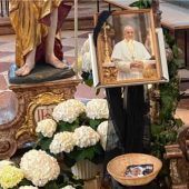Stadtkirche nimmt Abschied vom Papst