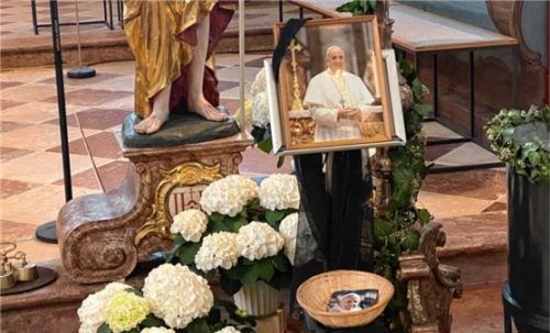 Vor einem Bild des verstorbenen Papstes können die Menschen auch in den kommenden Tagen in aller Stille Abschied von Franziskus nehmen. Foto kotter