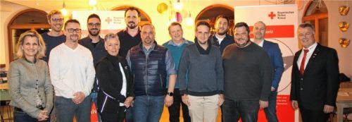 Vorsitzende Daniela Ludwig (links) und Kreisgeschäftsführer Martin Schmidt (rechts) mit den geehrten Mitarbeitern.Foto BRK