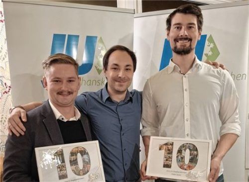Vorsitzender Andreas Meier (Mitte) zeichnete Benedikt Ippisch (rechts) und Michael Wiesheu (links) für zehn Jahre Mitgliedschaft aus.