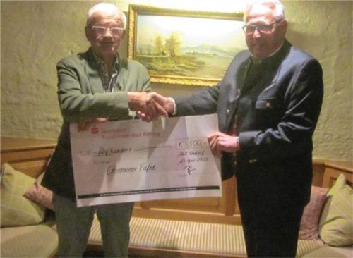 Vorsitzender Georg Mitterer (links) übergibt den symbolischen Spendenscheck an Uwe Merklein von der Chiemsee-Tafel. Foto re