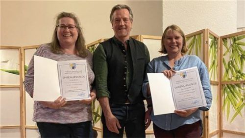 Vorsitzender Rudi Durst (Mitte) ehrte für 25 Jahre Mitgliedschaft Christa Brixner (links) und Gertraud Schiffer.Foto Ladner