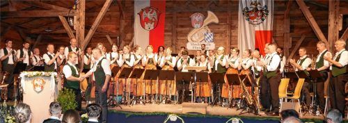 Vorsitzender Thomas Astner (links) gratuliert Hans Stocker zur Ernennung zum Ehrenvorsitzenden.Foto re