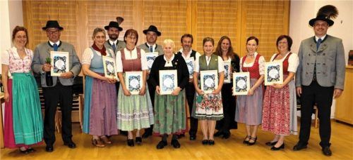 Vorsitzender Thomas Kreitmayr (rechts) und seine Stellvertreterin Elisabeth Paul (links) mit den geehrten Mitgliedern: (von links) Michael Wallner, Agnes Vogt, Sebastian Seebacher, Hildegard Weinzierl, Andreas Henfling, Anna Wallner, Sebastian Bernrieder, Simone Kurze, Margret Bernrieder, Rosi Millauer und Elisabeth Wallner.Foto Strim