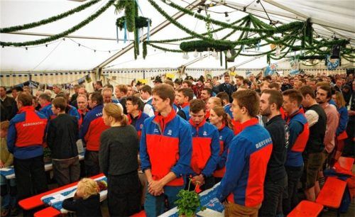 Während des Festgottesdienstes im voll besetzten Zelt.