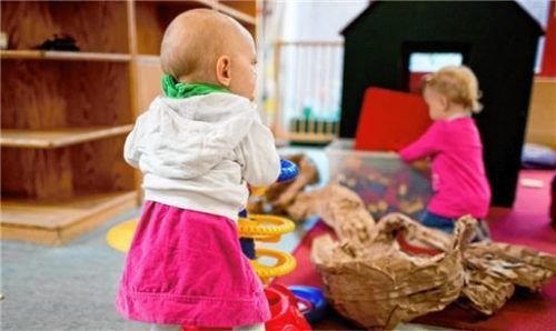 Warteliste, Platzsorgen, Fachkräftemangel? Wir interessieren uns für die Kita-Erfahrungen unserer Leser. Foto DPA