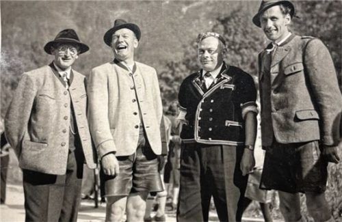 Wastl Fanderl (rechts) mit (von links) Kiem Pauli, Tobi Reiser und ein Musiker namens Scheidegger aus der Schweiz beim Sängertreffen in Aschau 1948.Foto Gemeindearchiv